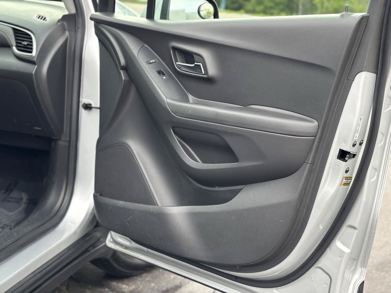 Used 2018 Chevrolet Trax LS AWD/4WD image 38
