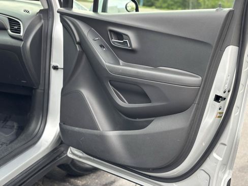 Used 2018 Chevrolet Trax LS AWD/4WD image 38
