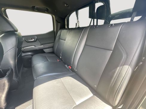 Used 2022 Toyota Tacoma TRD Off-Road AWD/4WD image 5