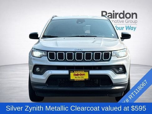 Used 2024 Jeep Compass Latitude AWD/4WD image 2