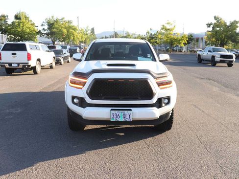 Used 2017 Toyota Tacoma TRD Sport w/ Tow Package (A/T) AWD/4WD image 2