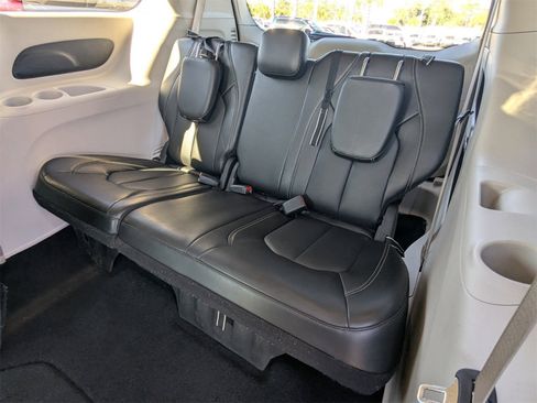 Used 2024 Chrysler Pacifica Touring-L image 15