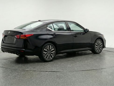 Used 2025 Nissan Altima 2.5 SV FWD image 9