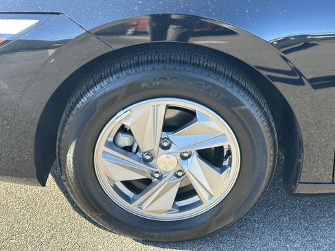 Used 2025 Hyundai Elantra SE image 14