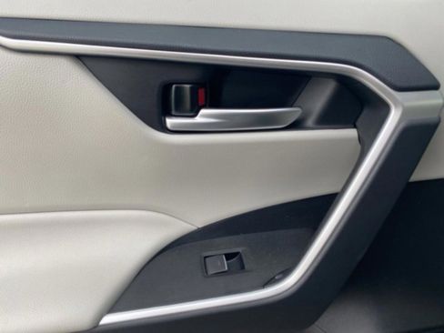 Used 2025 Toyota RAV4 XLE w/ Convenience Package image 30