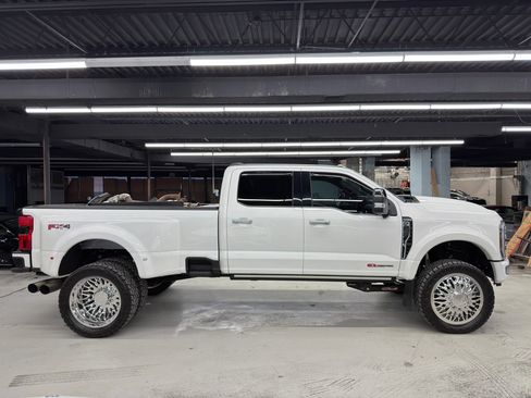 Used 2024 Ford F450 Platinum w/ FX4 Off-Road Package image 3