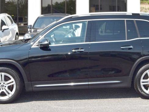 Used 2021 Mercedes-Benz GLB 250 4MATIC w/ Premium Package image 5