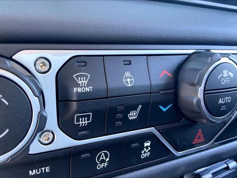 Certified 2025 Jeep Gladiator Mojave w/ Convenience Group AWD/4WD image 34