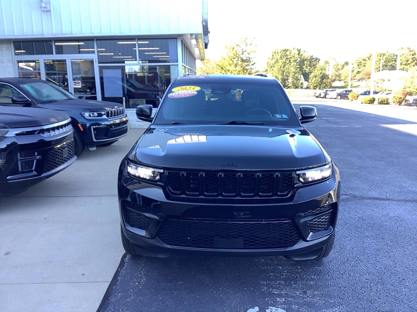 Certified 2025 Jeep Grand Cherokee Altitude AWD/4WD image 2
