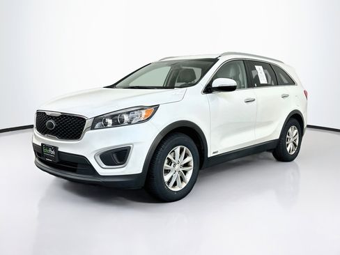 Used 2017 Kia Sorento AWD w/ LX Convenience Package image 3