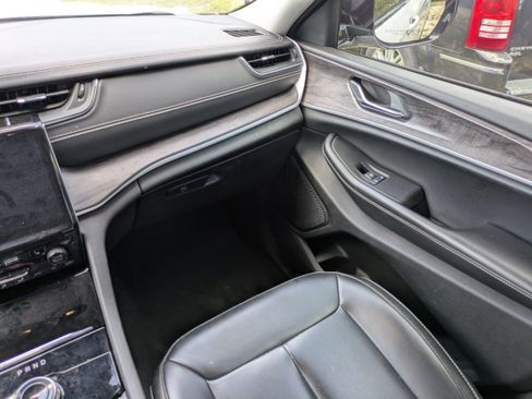 Used 2024 Jeep Grand Cherokee L Limited w/ Black Appearance Package AWD/4WD image 15