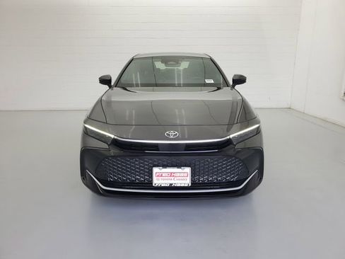 Used 2023 Toyota Crown Limited image 3