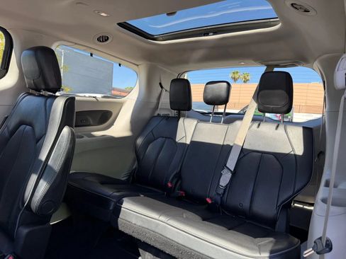 Used 2020 Chrysler Pacifica Limited FWD image 16