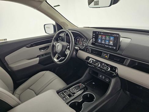 New 2025 Honda Pilot Touring image 11