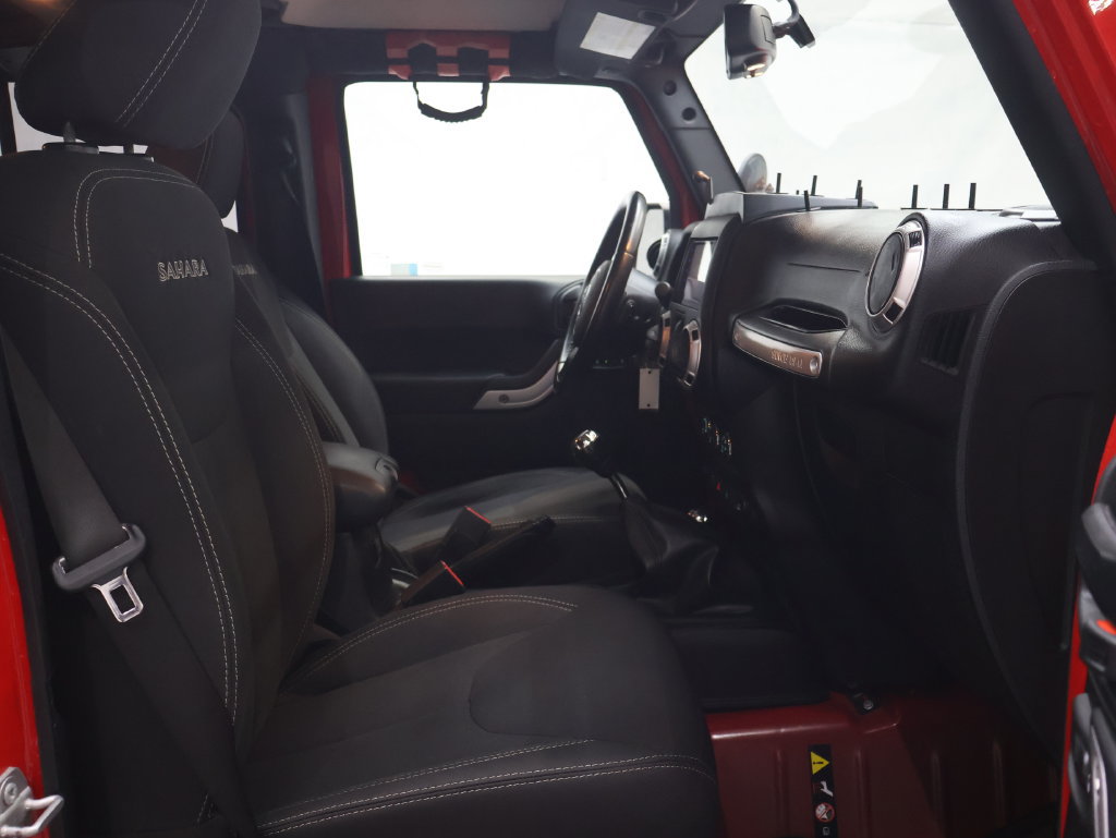 Used 2018 Jeep Wrangler Unlimited Sahara w/ Connectivity Group AWD/4WD image 9