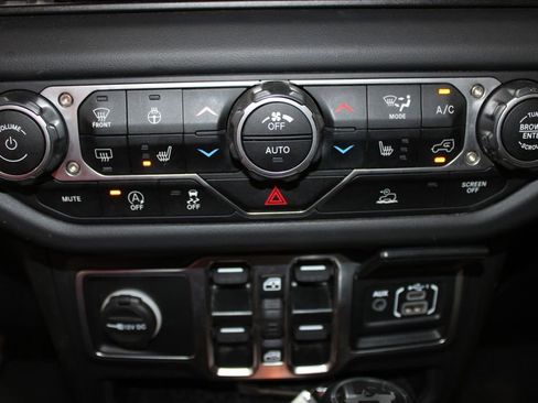 Used 2025 Jeep Wrangler Unlimited Sahara AWD/4WD image 27