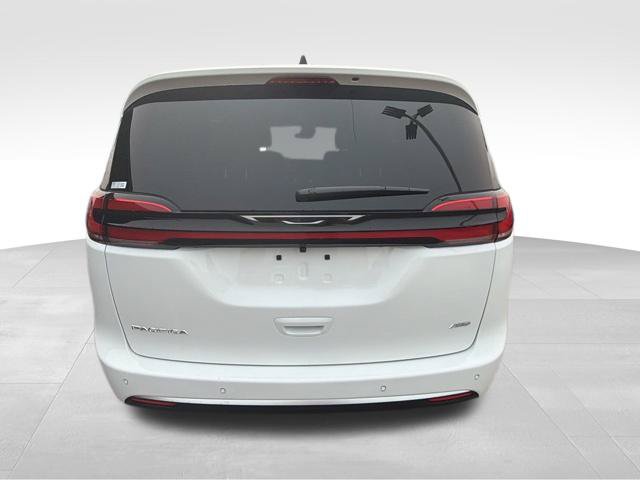 New 2027 Chrysler Pacifica Select AWD/4WD image 6