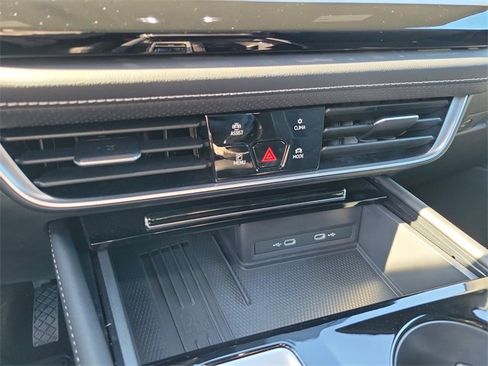 Certified 2025 Volkswagen Atlas Cross Sport SE w/ Panoramic Sunroof Package image 30