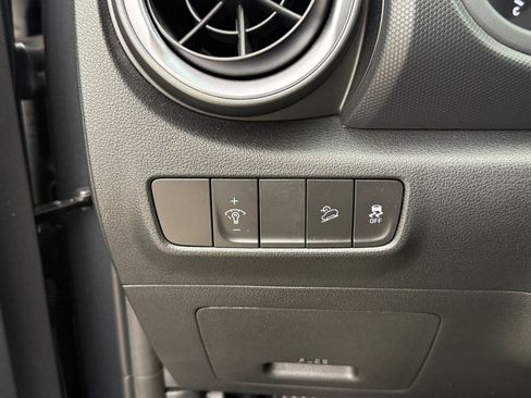 Used 2022 Hyundai Kona SE image 17