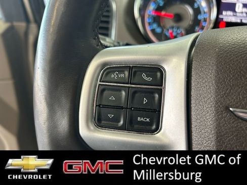 Used 2015 Chrysler Town & Country Touring-L w/ Driver Convenience Group image 17