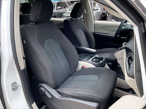 Used 2020 Chrysler Pacifica Touring FWD image 8