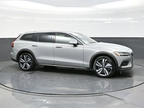 Used 2025 Volvo V60 B5 Cross Country Plus image 8