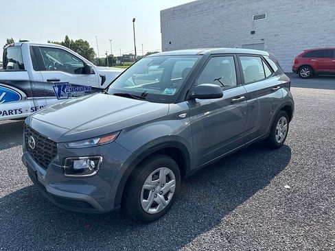 Used 2020 Hyundai Venue SE FWD image 2