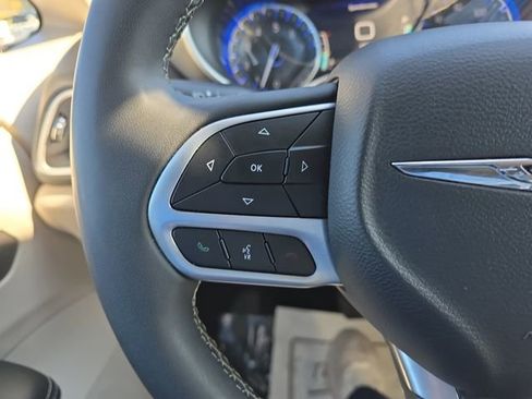 Used 2023 Chrysler Pacifica Touring-L image 23