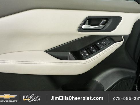 Used 2025 Nissan Rogue SV AWD/4WD image 6