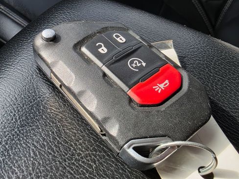 Used 2019 Jeep Wrangler Unlimited Sahara w/ Uconnect 4C Nav & Sound Group image 27