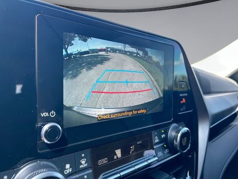 Used 2024 Toyota Highlander XLE FWD image 23