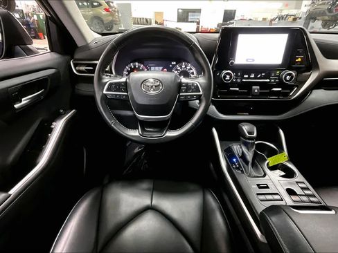 Used 2023 Toyota Highlander XLE AWD/4WD image 6