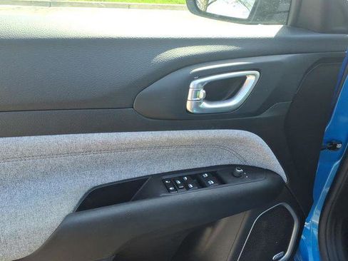 Certified 2023 Jeep Compass Latitude w/ Sun and Sound Group AWD/4WD image 9