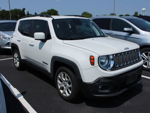Used 2018 Jeep Renegade Latitude FWD image 3