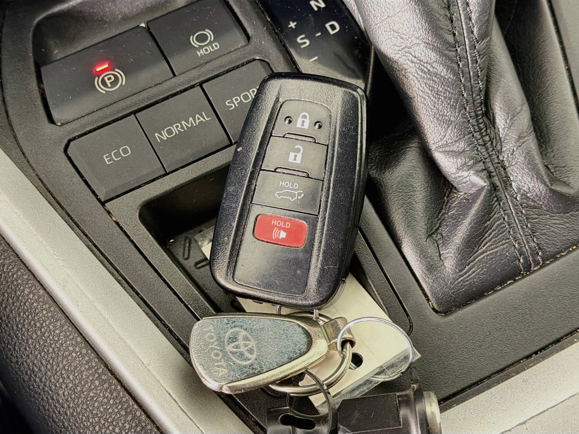 Used 2020 Toyota RAV4 XLE w/ Convenience Package FWD image 25