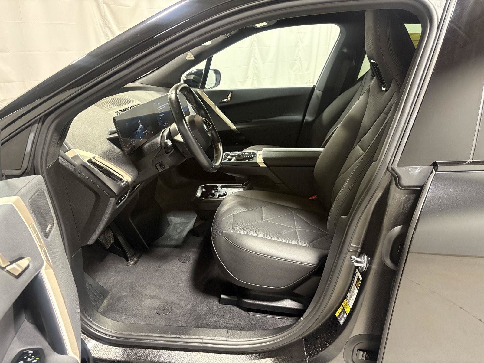 Used 2023 BMW iX xDrive50 w/ Sport Package AWD/4WD image 2