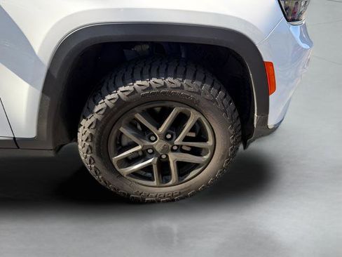 Used 2022 Jeep Grand Cherokee L Laredo w/ Luxury Tech Group I AWD/4WD image 28
