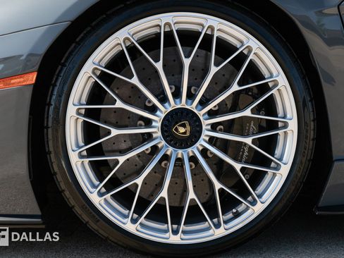 Used 2018 Lamborghini Aventador S image 10