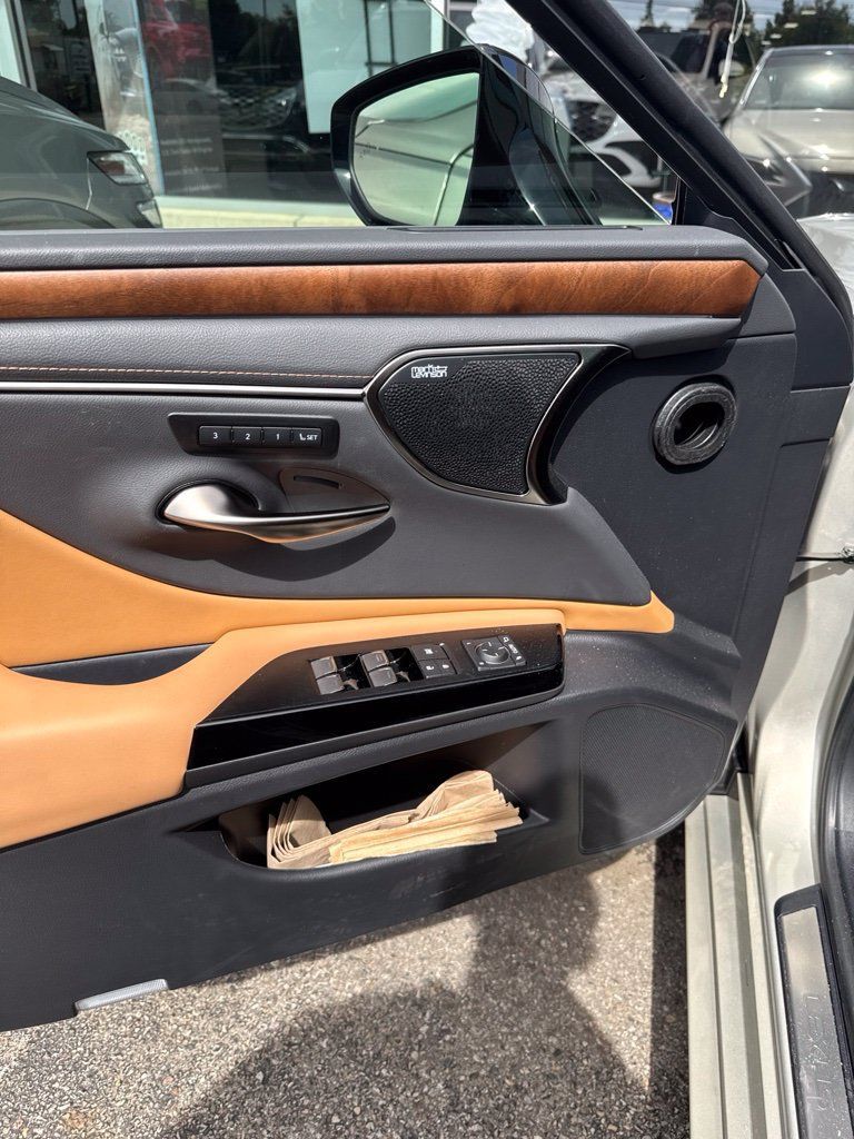 Used 2025 Lexus ES 350 Ultra Luxury FWD image 6