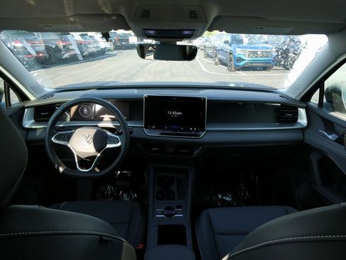 New 2025 Volkswagen Tiguan SE image 31