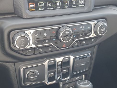 Used 2021 Jeep Wrangler Unlimited Sahara image 23