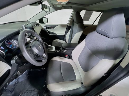 Certified 2021 Toyota RAV4 XLE w/ Convenience Package AWD/4WD image 18
