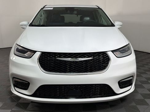 Used 2024 Chrysler Pacifica Touring-L FWD image 5