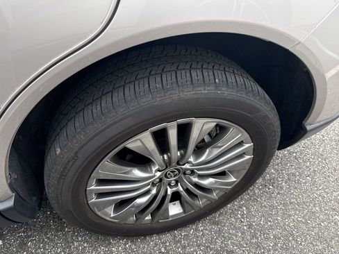 Used 2021 Toyota Venza XLE w/ Carpet Mat Package (TMS) image 12