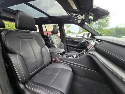 Used 2024 Jeep Grand Cherokee Overland w/ Advanced Protech Group III AWD/4WD image 18