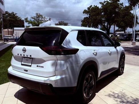 Used 2024 Nissan Rogue SV AWD/4WD image 5