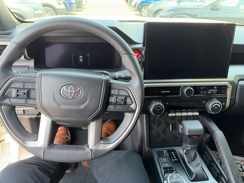 Used 2025 Toyota Tacoma TRD Off-Road AWD/4WD image 10