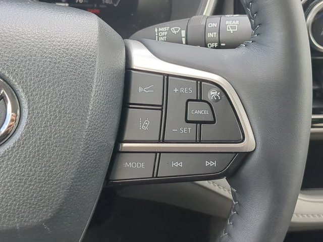 Used 2024 Toyota Highlander Limited FWD image 31