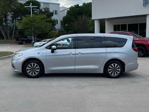 Used 2023 Chrysler Pacifica Limited FWD image 3