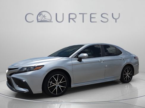 Used 2024 Toyota Camry SE FWD image 1